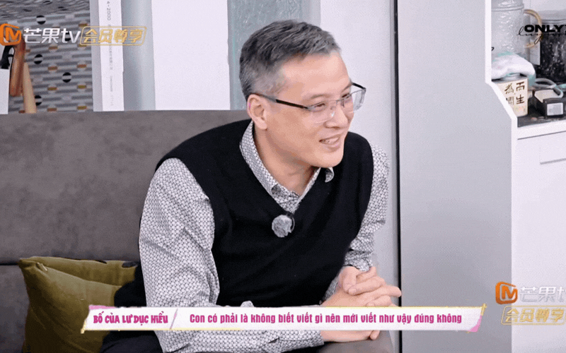 Đừng chỉ nhìn vào dáng đi "chim cánh cụt lưng gù" của Lư Dục Hiểu, hãy nhìn vào cách bố mẹ cô ấy kẹp rèm cửa: Hóa ra, "nhà" chính là nơi sinh ra một đứa trẻ hạnh phúc!- Ảnh 12.