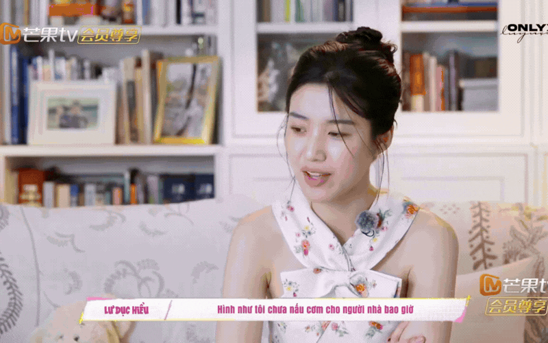 Đừng chỉ nhìn vào dáng đi "chim cánh cụt lưng gù" của Lư Dục Hiểu, hãy nhìn vào cách bố mẹ cô ấy kẹp rèm cửa: Hóa ra, "nhà" chính là nơi sinh ra một đứa trẻ hạnh phúc!- Ảnh 4.