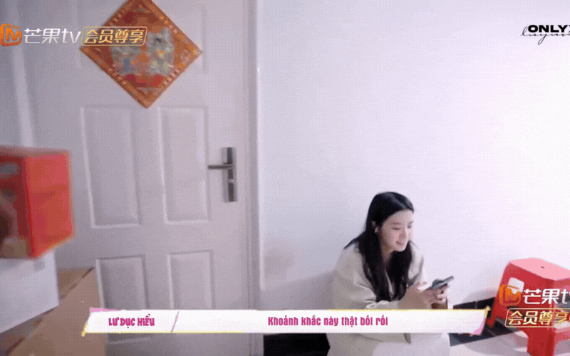 Đừng chỉ nhìn vào dáng đi "chim cánh cụt lưng gù" của Lư Dục Hiểu, hãy nhìn vào cách bố mẹ cô ấy kẹp rèm cửa: Hóa ra, "nhà" chính là nơi sinh ra một đứa trẻ hạnh phúc!- Ảnh 6.