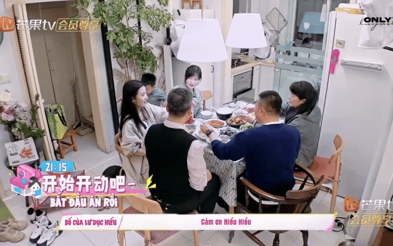 Đừng chỉ nhìn vào dáng đi "chim cánh cụt lưng gù" của Lư Dục Hiểu, hãy nhìn vào cách bố mẹ cô ấy kẹp rèm cửa: Hóa ra, "nhà" chính là nơi sinh ra một đứa trẻ hạnh phúc!- Ảnh 11.