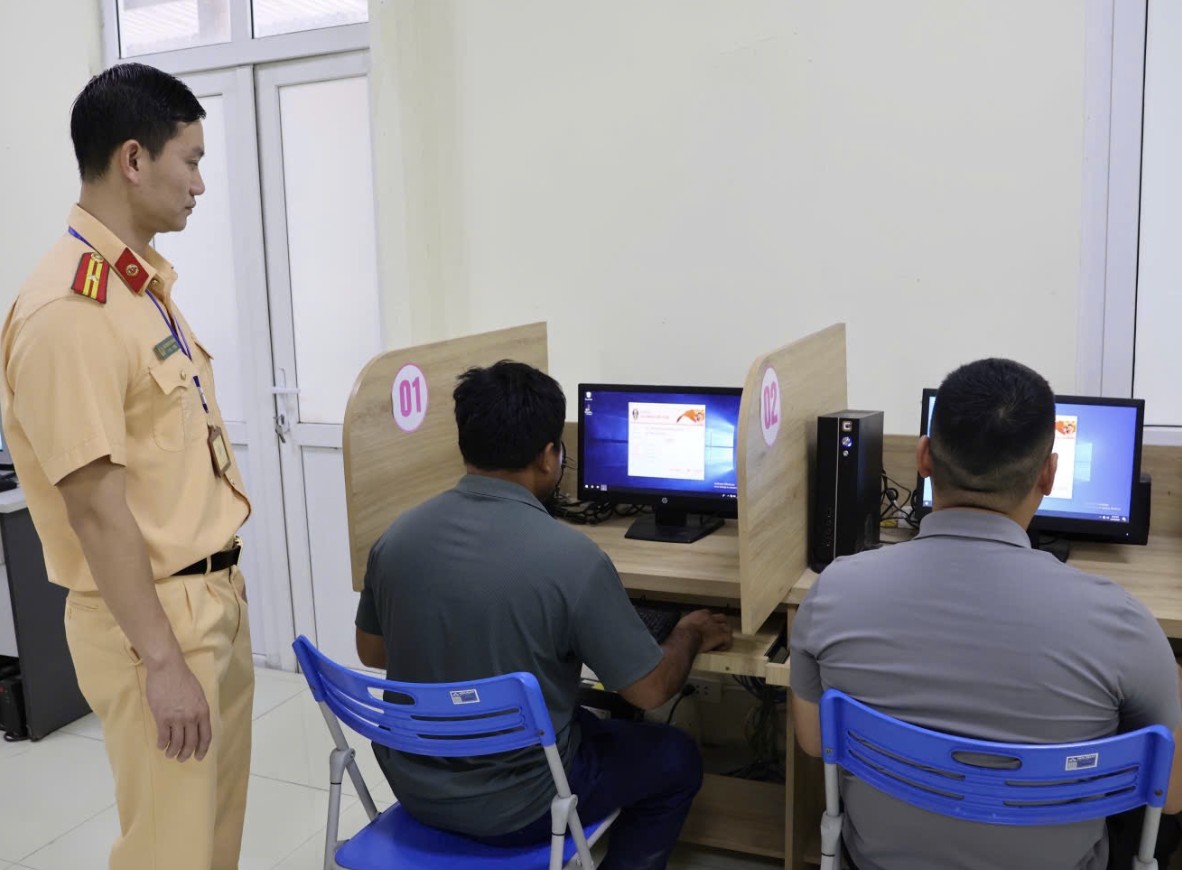 THÔNG BÁO: Người dân mang ngay giấy phép lái xe tới Phòng Cảnh sát Giao thông để làm một việc!- Ảnh 1. THÔNG BÁO: Người dân mang ngay giấy phép lái xe tới Phòng Cảnh sát Giao thông để làm một việc!- Ảnh 1.