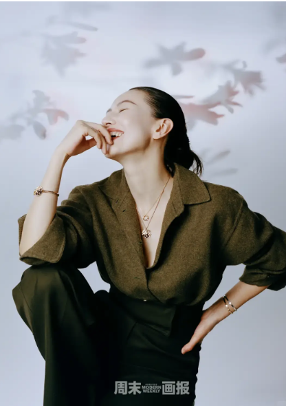 Đừng mải mê "hack tuổi", cứ nhìn Cao Viên Viên, Tống Giai và Trần Nghiên Hy mà xem: Phụ nữ ngoài 40 đẹp nhất là khi được "sống thật" trong bộ đồ mình mặc- Ảnh 3.