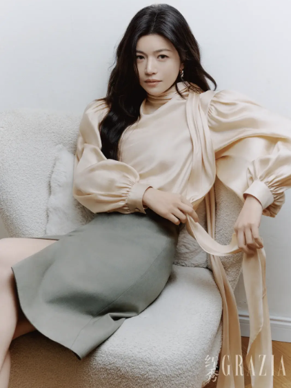 Đừng mải mê "hack tuổi", cứ nhìn Cao Viên Viên, Tống Giai và Trần Nghiên Hy mà xem: Phụ nữ ngoài 40 đẹp nhất là khi được "sống thật" trong bộ đồ mình mặc- Ảnh 2.