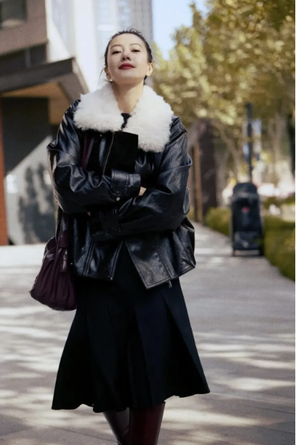 Đừng mải mê "hack tuổi", cứ nhìn Cao Viên Viên, Tống Giai và Trần Nghiên Hy mà xem: Phụ nữ ngoài 40 đẹp nhất là khi được "sống thật" trong bộ đồ mình mặc- Ảnh 9.