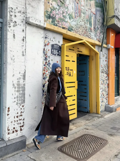 Đừng mải mê "hack tuổi", cứ nhìn Cao Viên Viên, Tống Giai và Trần Nghiên Hy mà xem: Phụ nữ ngoài 40 đẹp nhất là khi được "sống thật" trong bộ đồ mình mặc- Ảnh 8.