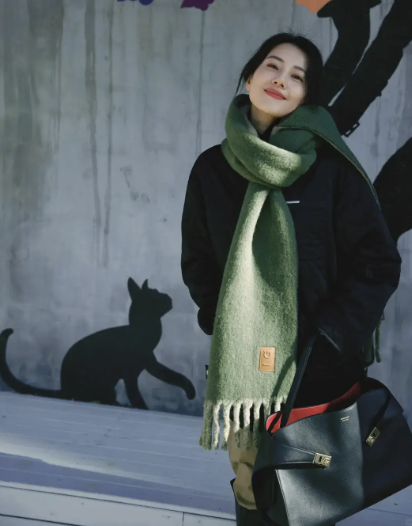 Đừng mải mê "hack tuổi", cứ nhìn Cao Viên Viên, Tống Giai và Trần Nghiên Hy mà xem: Phụ nữ ngoài 40 đẹp nhất là khi được "sống thật" trong bộ đồ mình mặc- Ảnh 5.