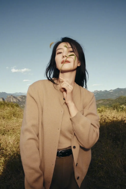 Đừng mải mê "hack tuổi", cứ nhìn Cao Viên Viên, Tống Giai và Trần Nghiên Hy mà xem: Phụ nữ ngoài 40 đẹp nhất là khi được "sống thật" trong bộ đồ mình mặc- Ảnh 4.