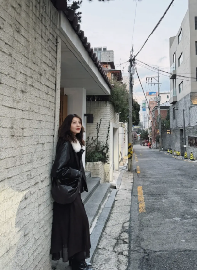 Đừng mải mê "hack tuổi", cứ nhìn Cao Viên Viên, Tống Giai và Trần Nghiên Hy mà xem: Phụ nữ ngoài 40 đẹp nhất là khi được "sống thật" trong bộ đồ mình mặc- Ảnh 15.