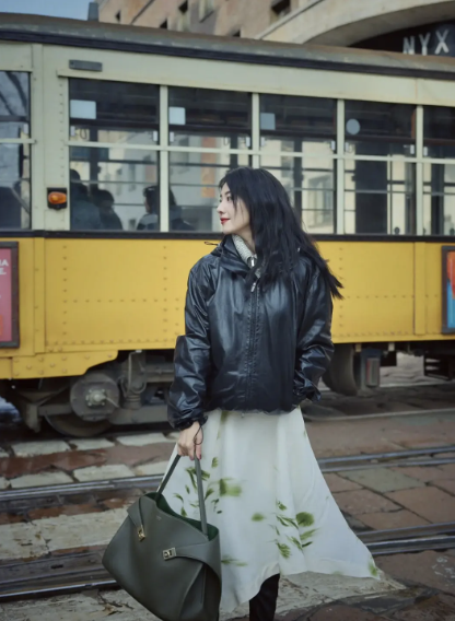 Đừng mải mê "hack tuổi", cứ nhìn Cao Viên Viên, Tống Giai và Trần Nghiên Hy mà xem: Phụ nữ ngoài 40 đẹp nhất là khi được "sống thật" trong bộ đồ mình mặc- Ảnh 14.