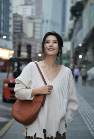 Đừng mải mê "hack tuổi", cứ nhìn Cao Viên Viên, Tống Giai và Trần Nghiên Hy mà xem: Phụ nữ ngoài 40 đẹp nhất là khi được "sống thật" trong bộ đồ mình mặc- Ảnh 10.