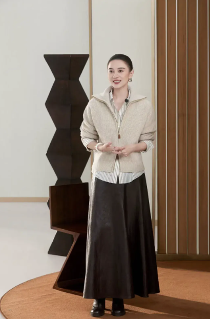 Đừng mải mê "hack tuổi", cứ nhìn Cao Viên Viên, Tống Giai và Trần Nghiên Hy mà xem: Phụ nữ ngoài 40 đẹp nhất là khi được "sống thật" trong bộ đồ mình mặc- Ảnh 19.