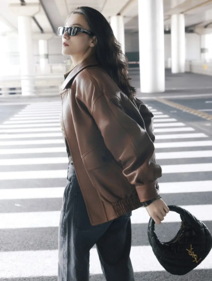 Đừng mải mê "hack tuổi", cứ nhìn Cao Viên Viên, Tống Giai và Trần Nghiên Hy mà xem: Phụ nữ ngoài 40 đẹp nhất là khi được "sống thật" trong bộ đồ mình mặc- Ảnh 18.