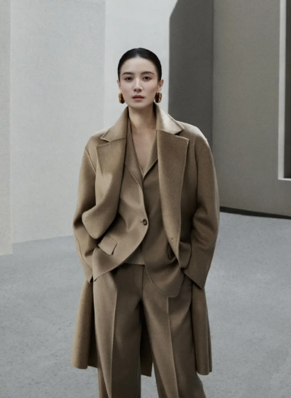 Đừng mải mê "hack tuổi", cứ nhìn Cao Viên Viên, Tống Giai và Trần Nghiên Hy mà xem: Phụ nữ ngoài 40 đẹp nhất là khi được "sống thật" trong bộ đồ mình mặc- Ảnh 17.