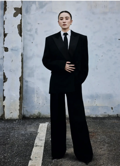 Đừng mải mê "hack tuổi", cứ nhìn Cao Viên Viên, Tống Giai và Trần Nghiên Hy mà xem: Phụ nữ ngoài 40 đẹp nhất là khi được "sống thật" trong bộ đồ mình mặc- Ảnh 16.