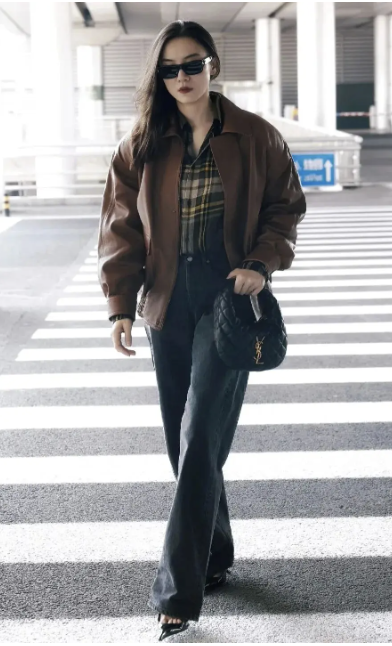 Đừng mải mê "hack tuổi", cứ nhìn Cao Viên Viên, Tống Giai và Trần Nghiên Hy mà xem: Phụ nữ ngoài 40 đẹp nhất là khi được "sống thật" trong bộ đồ mình mặc- Ảnh 26.