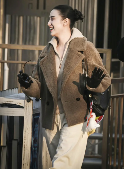 Đừng mải mê "hack tuổi", cứ nhìn Cao Viên Viên, Tống Giai và Trần Nghiên Hy mà xem: Phụ nữ ngoài 40 đẹp nhất là khi được "sống thật" trong bộ đồ mình mặc- Ảnh 23.