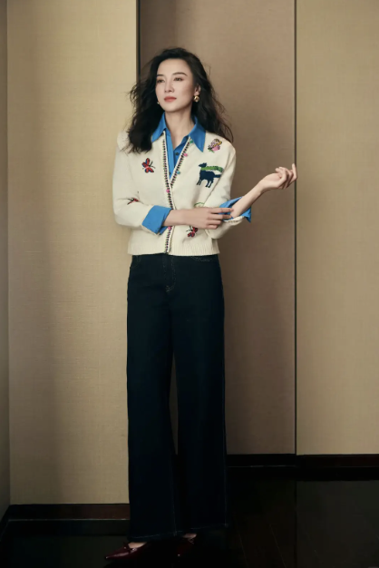 Đừng mải mê "hack tuổi", cứ nhìn Cao Viên Viên, Tống Giai và Trần Nghiên Hy mà xem: Phụ nữ ngoài 40 đẹp nhất là khi được "sống thật" trong bộ đồ mình mặc- Ảnh 22.