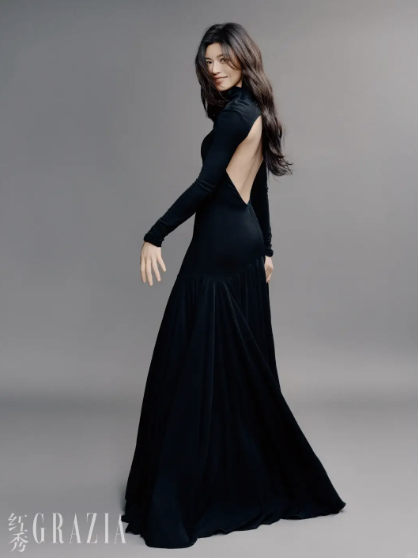 Đừng mải mê "hack tuổi", cứ nhìn Cao Viên Viên, Tống Giai và Trần Nghiên Hy mà xem: Phụ nữ ngoài 40 đẹp nhất là khi được "sống thật" trong bộ đồ mình mặc- Ảnh 32.