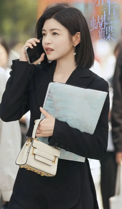 Đừng mải mê "hack tuổi", cứ nhìn Cao Viên Viên, Tống Giai và Trần Nghiên Hy mà xem: Phụ nữ ngoài 40 đẹp nhất là khi được "sống thật" trong bộ đồ mình mặc- Ảnh 30.