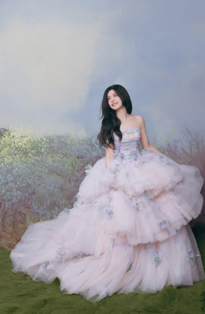 Đừng mải mê "hack tuổi", cứ nhìn Cao Viên Viên, Tống Giai và Trần Nghiên Hy mà xem: Phụ nữ ngoài 40 đẹp nhất là khi được "sống thật" trong bộ đồ mình mặc- Ảnh 28.