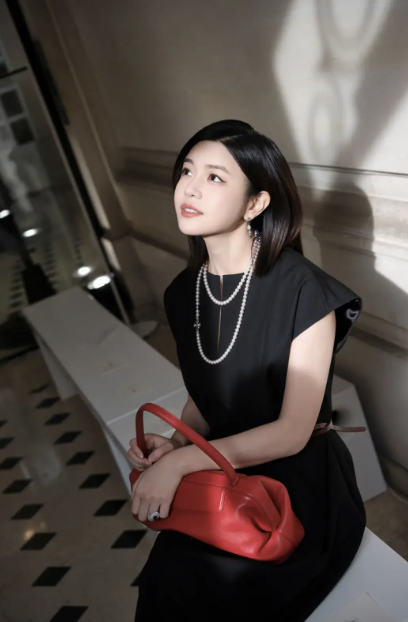 Đừng mải mê "hack tuổi", cứ nhìn Cao Viên Viên, Tống Giai và Trần Nghiên Hy mà xem: Phụ nữ ngoài 40 đẹp nhất là khi được "sống thật" trong bộ đồ mình mặc- Ảnh 27.