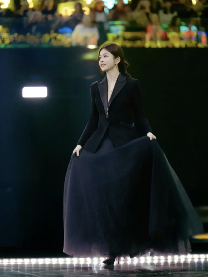 Đừng mải mê "hack tuổi", cứ nhìn Cao Viên Viên, Tống Giai và Trần Nghiên Hy mà xem: Phụ nữ ngoài 40 đẹp nhất là khi được "sống thật" trong bộ đồ mình mặc- Ảnh 37.