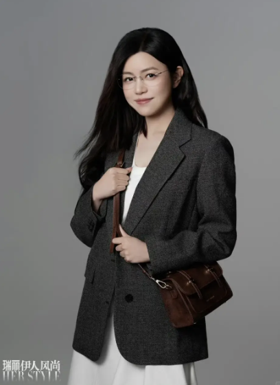 Đừng mải mê "hack tuổi", cứ nhìn Cao Viên Viên, Tống Giai và Trần Nghiên Hy mà xem: Phụ nữ ngoài 40 đẹp nhất là khi được "sống thật" trong bộ đồ mình mặc- Ảnh 33.