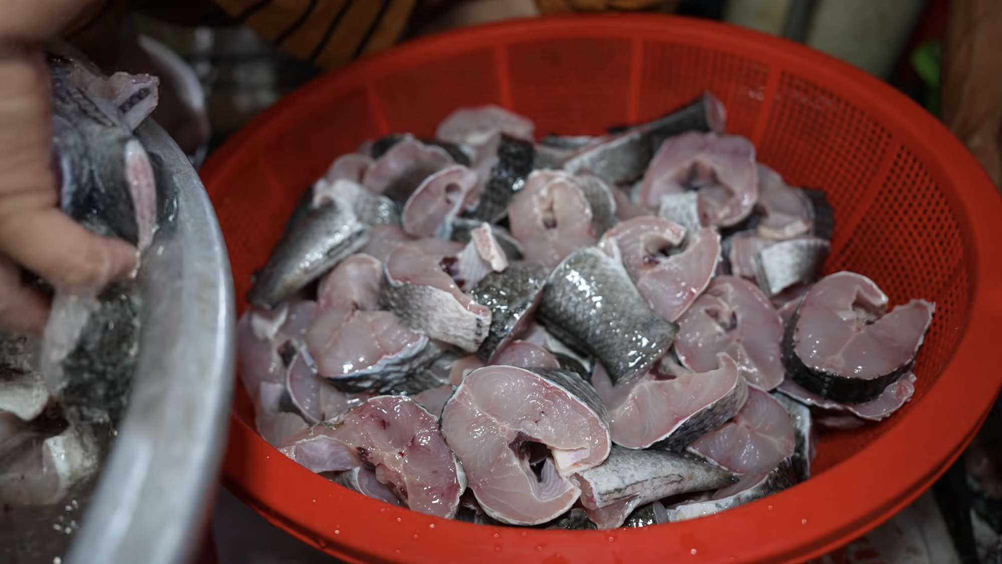 Mất ngủ đợi chờ quán bún có miếng cá sạch bong không còn giọt máu, giá 100k vẫn thấy xứng đáng- Ảnh 5.