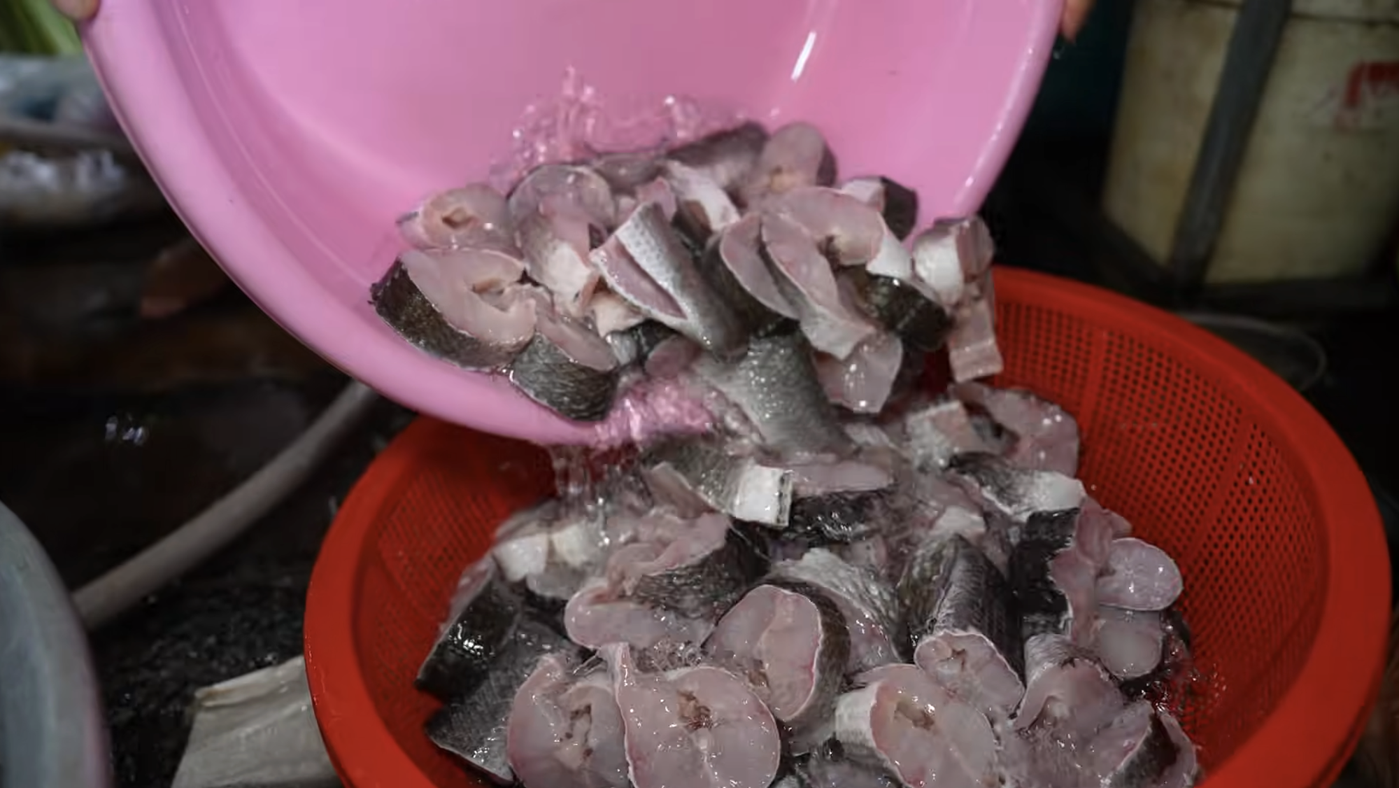 Mất ngủ đợi chờ quán bún có miếng cá sạch bong không còn giọt máu, giá 100k vẫn thấy xứng đáng- Ảnh 4.