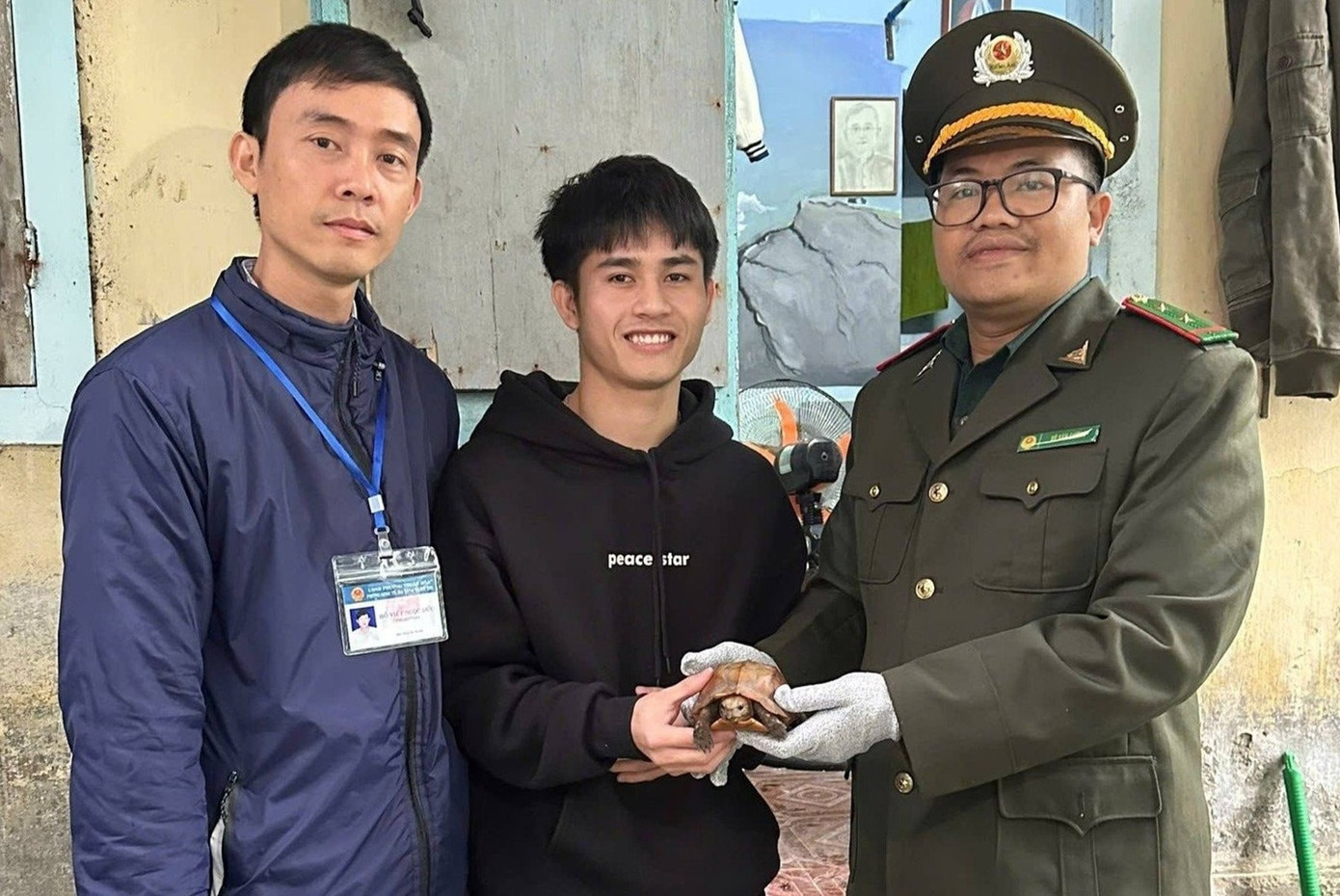 Con vật lạ bò vào phòng trọ, nam sinh báo kiểm lâm mới biết là loài quý hiếm- Ảnh 1.