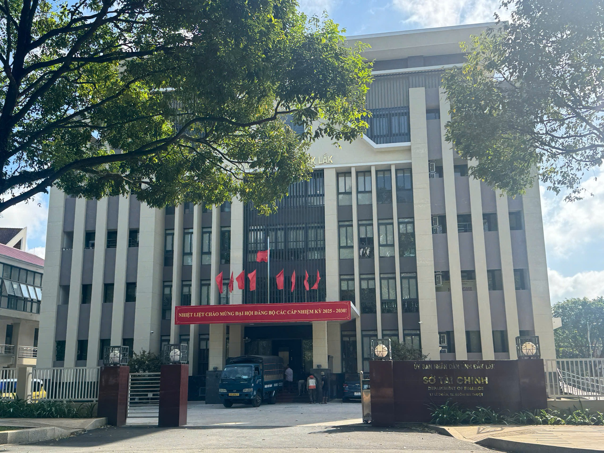 Kết luận Sở Tài chính Đắk Lắk về 5 cán bộ xin nghỉ việc hoặc chuyển công tác - Ảnh 1. Kết luận Sở Tài chính Đắk Lắk về 5 cán bộ xin nghỉ việc hoặc chuyển công tác - Ảnh 1.