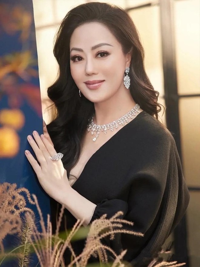 Đệ nhất "hồng nhan họa thủy": Nhan sắc khiến 2 tỷ phú tán gia bại sản, làn da tuổi 62 cả thiên hạ phát ghen - Ảnh 4. Đệ nhất "hồng nhan họa thủy": Nhan sắc khiến 2 tỷ phú tán gia bại sản, làn da tuổi 62 cả thiên hạ phát ghen - Ảnh 4.