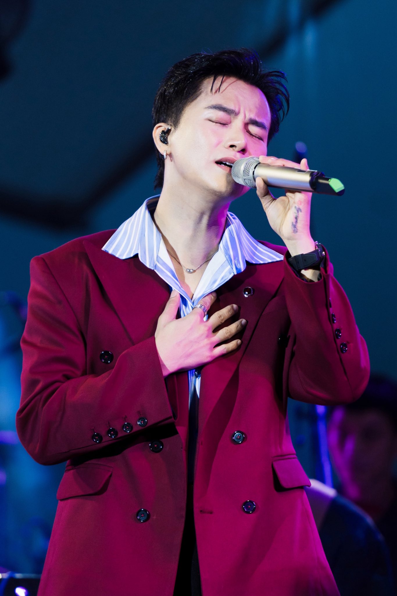 Nhạc sĩ đắt show nhất Việt Nam: Cháy vé fanmeeting tính bằng phút, được Giám đốc Sở VH-TT-DL khen thưởng- Ảnh 2. Nhạc sĩ đắt show nhất Việt Nam: Cháy vé fanmeeting tính bằng phút, được Giám đốc Sở VH-TT-DL khen thưởng- Ảnh 2.