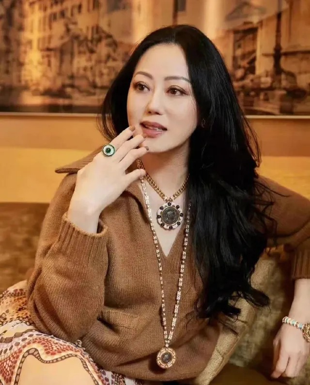 Đệ nhất "hồng nhan họa thủy": Nhan sắc khiến 2 tỷ phú tán gia bại sản, làn da tuổi 62 cả thiên hạ phát ghen - Ảnh 3. Đệ nhất "hồng nhan họa thủy": Nhan sắc khiến 2 tỷ phú tán gia bại sản, làn da tuổi 62 cả thiên hạ phát ghen - Ảnh 3.