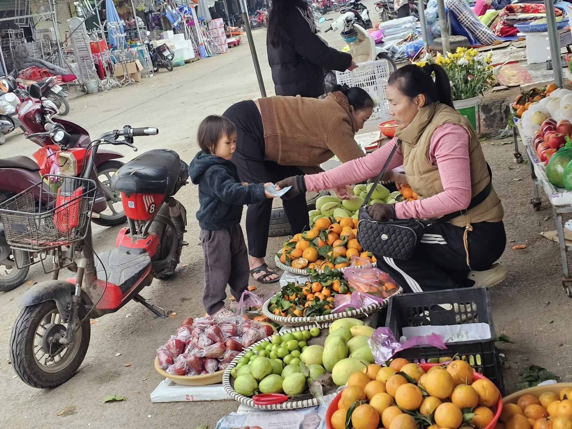 Thời tới: Thủ môn Cao Văn Bình được fan vây kín khi về quê, sạp hoa quả của mẹ đắt hàng nhờ con trai vàng- Ảnh 5.
