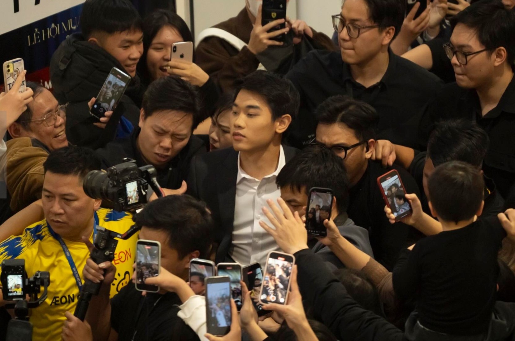 Đình Bắc gây sốt: Fan vây kín như "vỡ trận", camera bắt trọn từng khoảnh khắc, hot không kém gì "sao hạng A" - Ảnh 1.