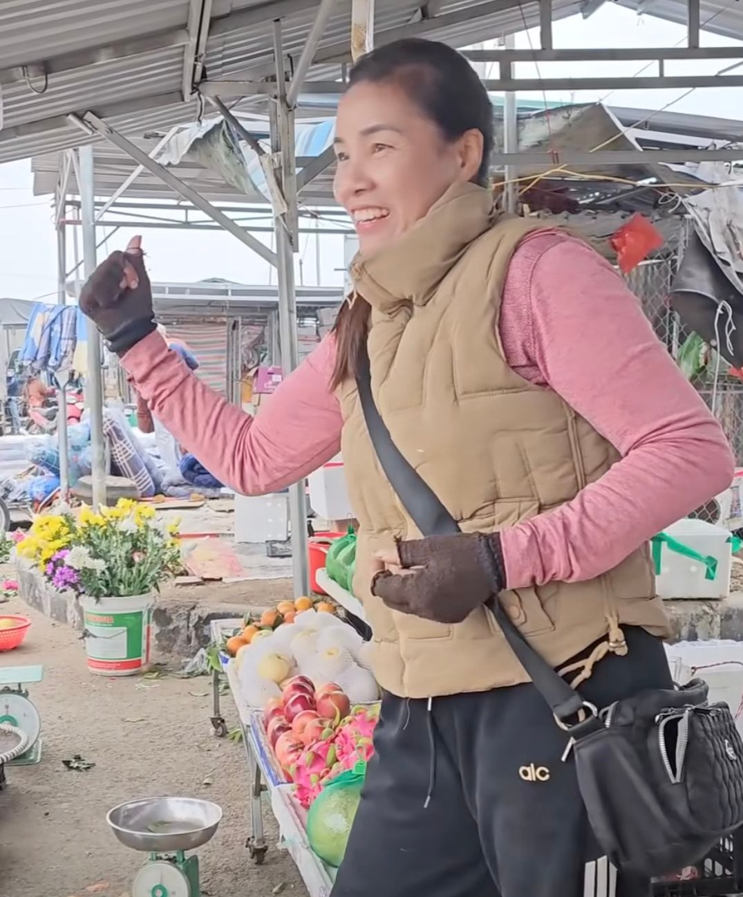 Thời tới: Thủ môn Cao Văn Bình được fan vây kín khi về quê, sạp hoa quả của mẹ đắt hàng nhờ con trai vàng- Ảnh 9.