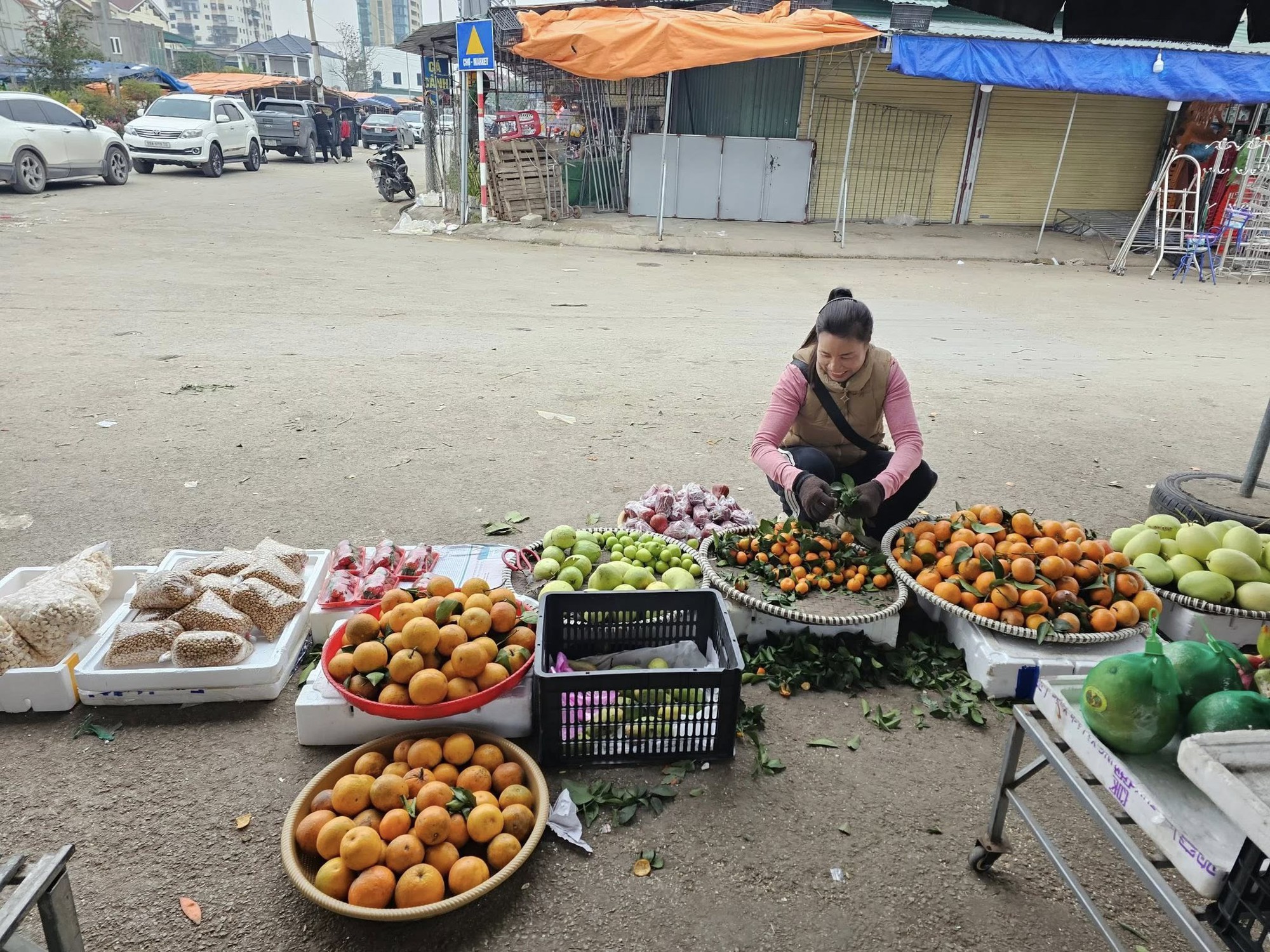 Thời tới: Thủ môn Cao Văn Bình được fan vây kín khi về quê, sạp hoa quả của mẹ đắt hàng nhờ con trai vàng- Ảnh 8.