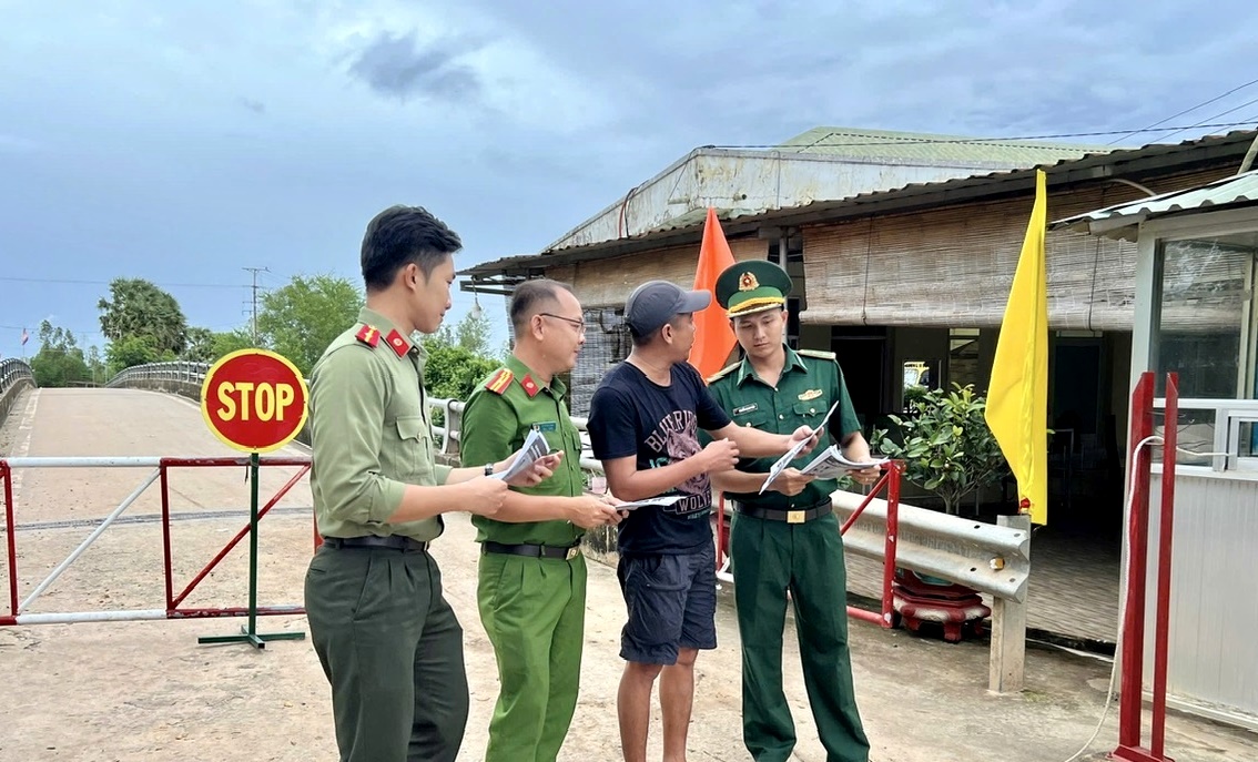 Khám xét, bắt Lê Văn Phương SN 1993 trong đường dây lớn, tịch thu loạt ô tô, xe máy, điện thoại - Ảnh 2.