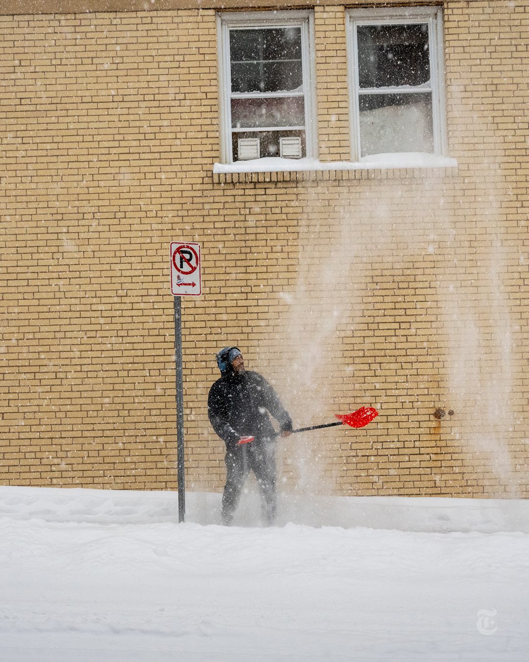 Toàn cảnh bão mùa đông lịch sử càn quét nước Mỹ: Hàng loạt bang ban bố tình trạng khẩn cấp, New York “tê liệt” trong tuyết dày 25cm, ít nhất 5 người tử vong- Ảnh 3. Toàn cảnh bão mùa đông lịch sử càn quét nước Mỹ: Hàng loạt bang ban bố tình trạng khẩn cấp, New York “tê liệt” trong tuyết dày 25cm, ít nhất 5 người tử vong- Ảnh 3.