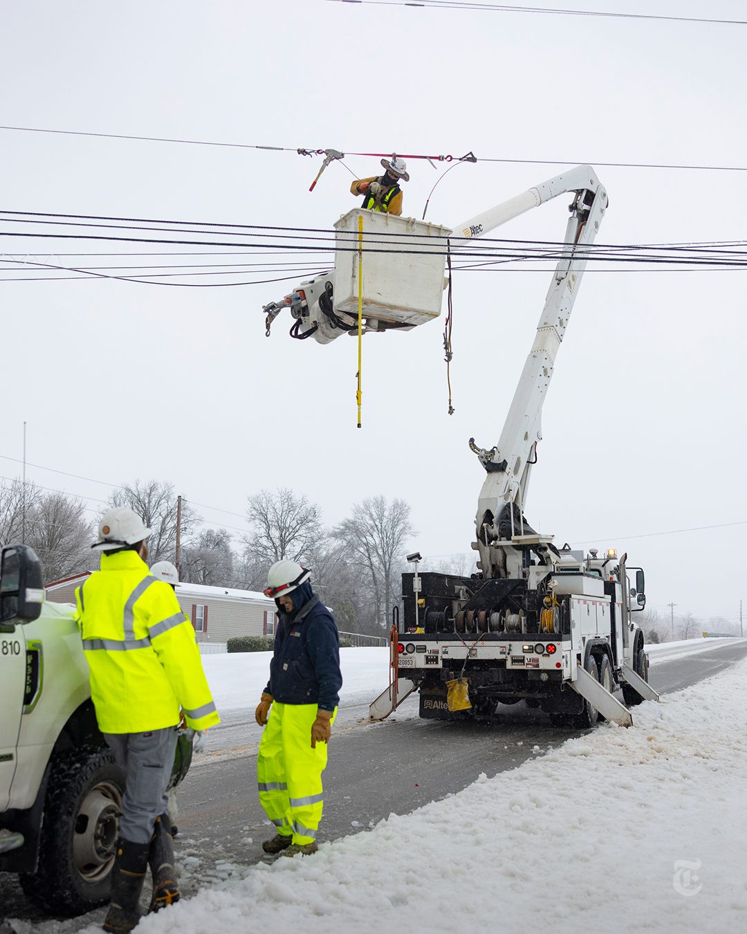 Toàn cảnh bão mùa đông lịch sử càn quét nước Mỹ: Hàng loạt bang ban bố tình trạng khẩn cấp, New York “tê liệt” trong tuyết dày 25cm, ít nhất 5 người tử vong- Ảnh 4. Toàn cảnh bão mùa đông lịch sử càn quét nước Mỹ: Hàng loạt bang ban bố tình trạng khẩn cấp, New York “tê liệt” trong tuyết dày 25cm, ít nhất 5 người tử vong- Ảnh 4.