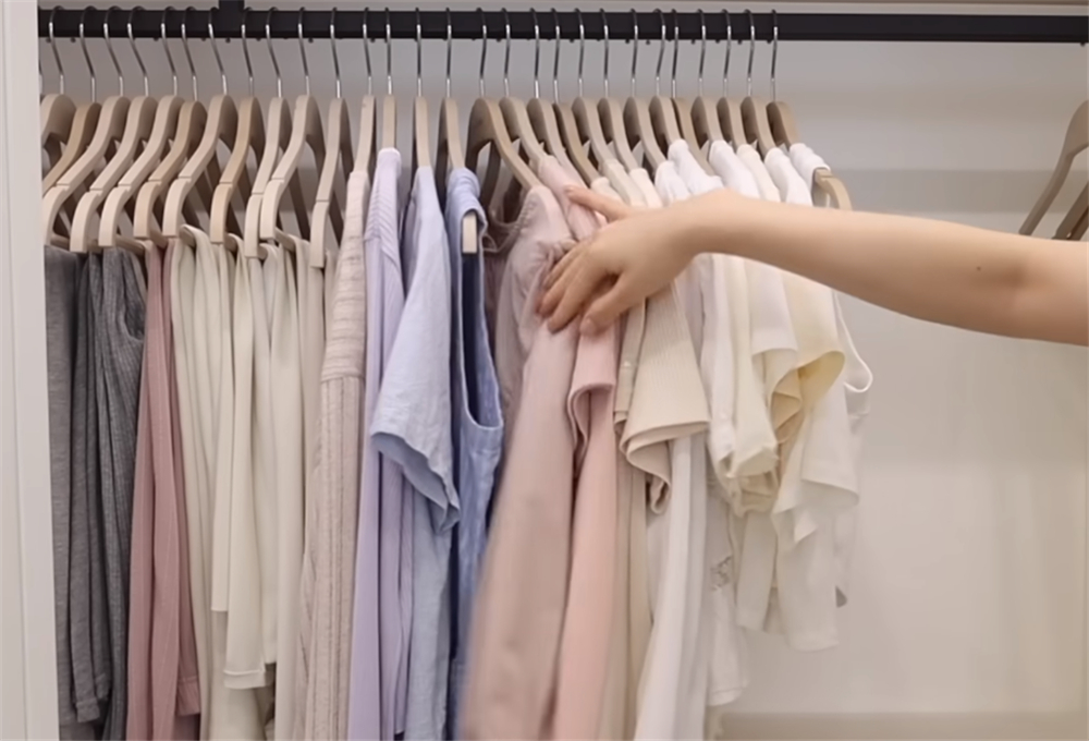 Tủ quần áo càng gọn, tiền càng dư: 10 mẹo sắp xếp giúp nhiều gia đình giảm mua sắm nhưng ít ai làm được điều cuối- Ảnh 2.