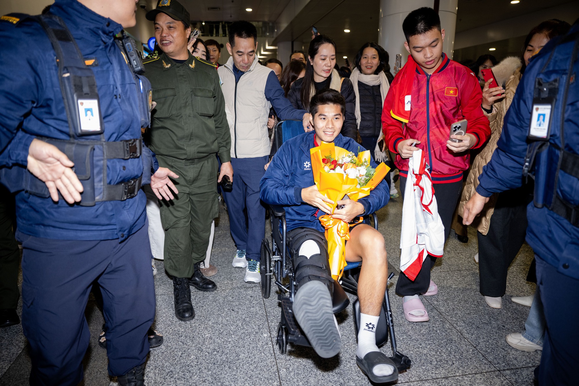 Hiểu Minh U23 Việt Nam xúc động kể lại chấn thương ám ảnh nhất sự nghiệp: "Khoảnh khắc đó rất đau, em ham bóng quá..." - Ảnh 3.