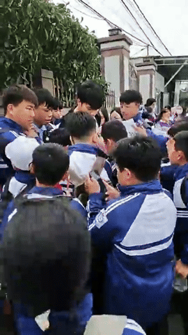 Thời tới: Thủ môn Cao Văn Bình được fan vây kín khi về quê, sạp hoa quả của mẹ đắt hàng nhờ con trai vàng- Ảnh 2.