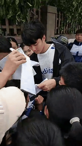 Thời tới: Thủ môn Cao Văn Bình được fan vây kín khi về quê, sạp hoa quả của mẹ đắt hàng nhờ con trai vàng- Ảnh 3.