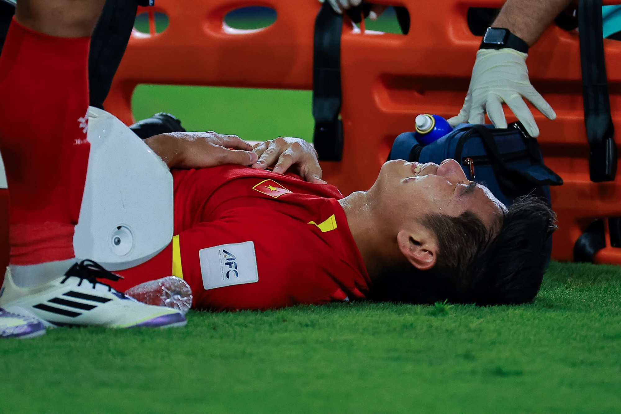 Hiểu Minh U23 Việt Nam xúc động kể lại chấn thương ám ảnh nhất sự nghiệp: "Khoảnh khắc đó rất đau, em ham bóng quá..." - Ảnh 1.