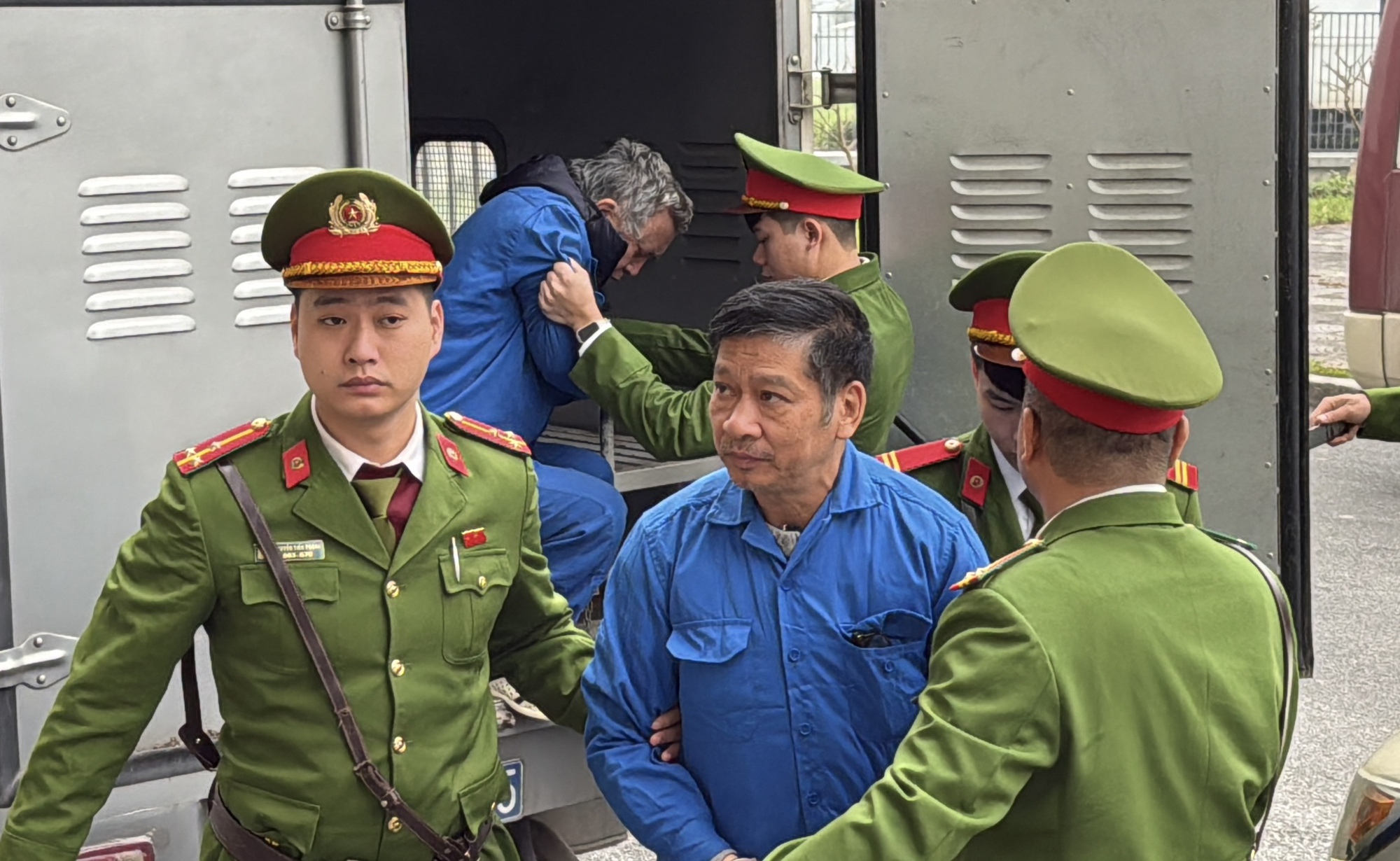 Cựu Chủ tịch Tổng công ty Xi măng Việt Nam hầu tòa vì sai phạm tài chính - Ảnh 2. Cựu Chủ tịch Tổng công ty Xi măng Việt Nam hầu tòa vì sai phạm tài chính - Ảnh 2.