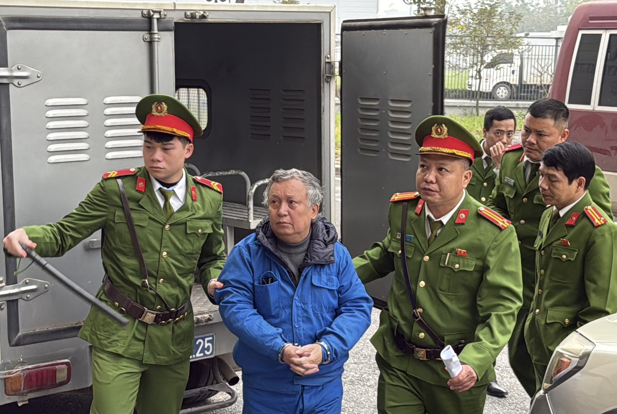 Cựu Chủ tịch Tổng công ty Xi măng Việt Nam hầu tòa vì sai phạm tài chính - Ảnh 4. Cựu Chủ tịch Tổng công ty Xi măng Việt Nam hầu tòa vì sai phạm tài chính - Ảnh 4.