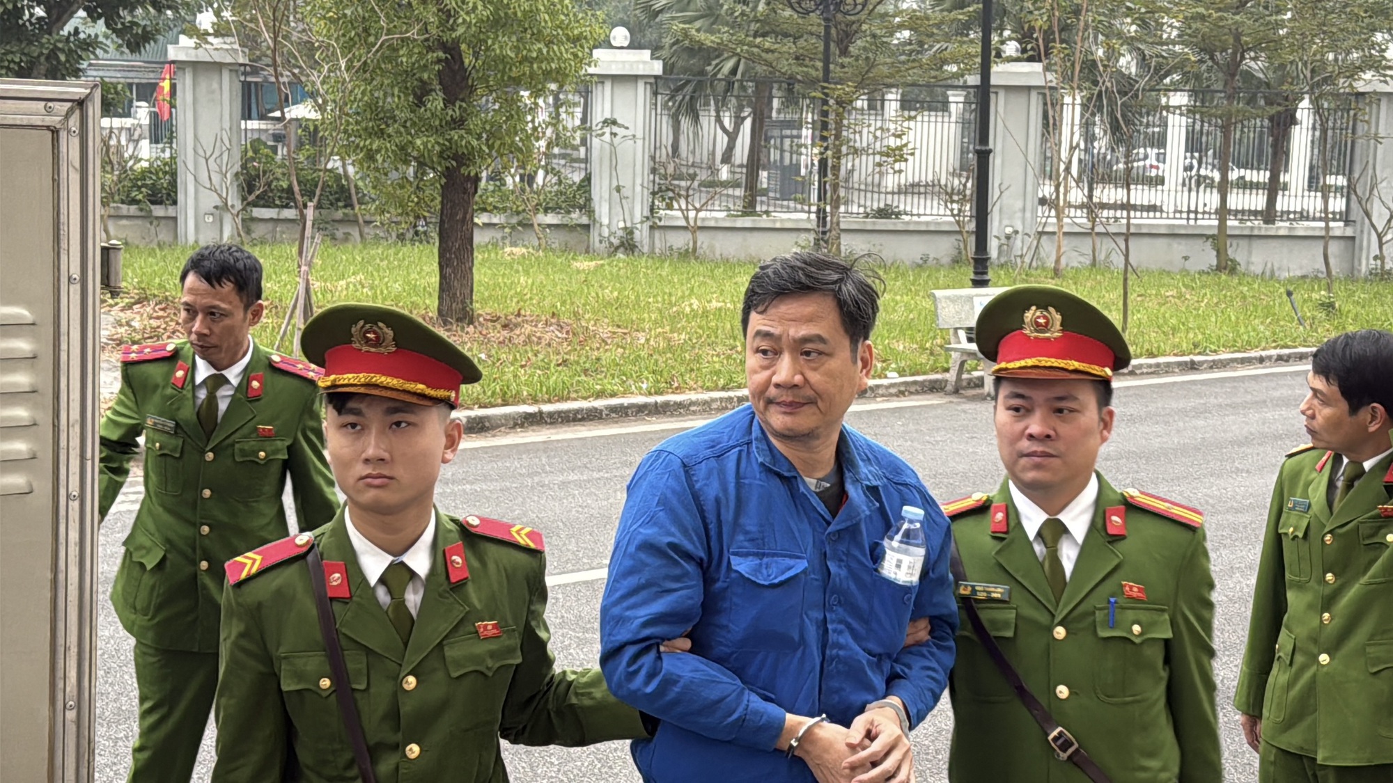 Cựu Chủ tịch Tổng công ty Xi măng Việt Nam hầu tòa vì sai phạm tài chính - Ảnh 3. Cựu Chủ tịch Tổng công ty Xi măng Việt Nam hầu tòa vì sai phạm tài chính - Ảnh 3.