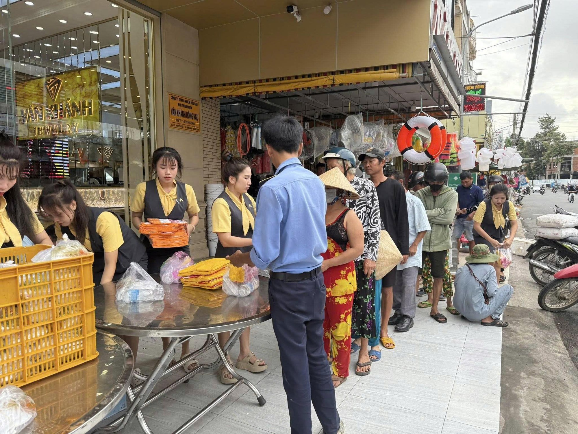 Tiệm trang sức Đồng Tháp nổi tiếng với hoạt động cộng đồng - Ảnh 1.